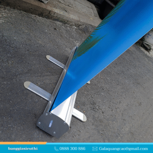 Giá cuốn nhôm, standee cuốn nhôm